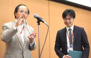 (right) Prof. Katsuyoshi Ikeda is awarded from Prof. Kazuhito Hashimoto, Program Director of GREEN