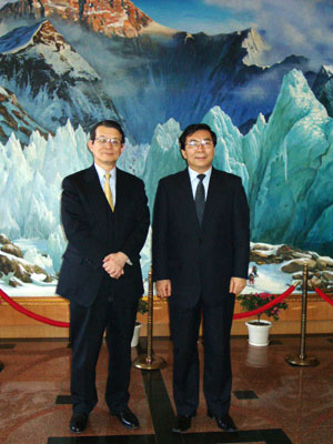 "President Kishi poses with Dr. Bai, Vice president of the Chinese Academy of Sciences (CAS), at CAS headquarters in Beijing." Image