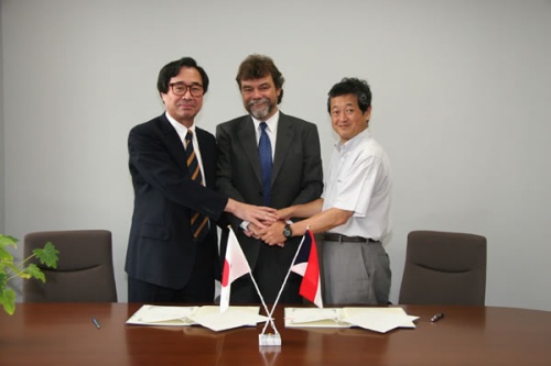 "Prof. Matolin (center), Head of Department of Electronics and Vacuum Physics (CU), Prof. Aono (left), Director-General of NML, Dr. Halada (right), Director-General of EMC." Image