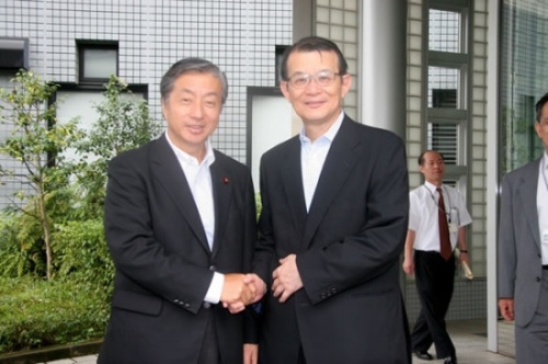 "From left: Mr. Kenji Kosaka, Minister of Education, Culture, Sports, Science and Technology and Dr. Kishi (President, NIMS)" Image