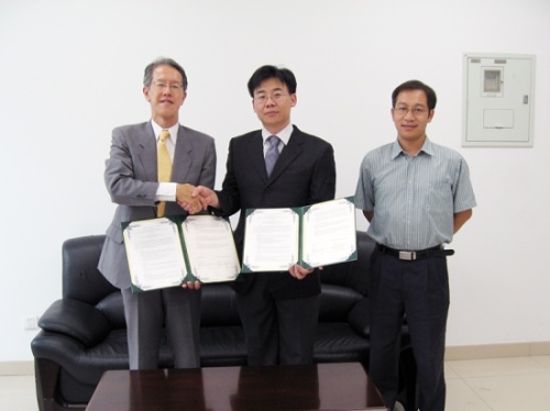 "(From left) Dr. S. Kuroda (Managing Director, C&C), Prof. T. Zhang (Dean, School of Materials Science and Engineering, Beihang University), and Dr. H.B. Guo (Associate Professor, Beihang Univ.)." Image