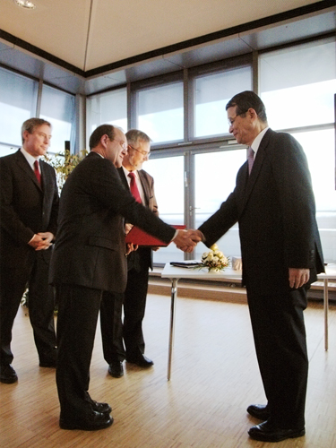 "Prof. Kishi shaking hands with the host of the award ceremony." Image