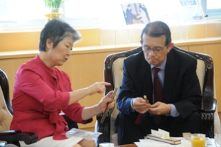 "Dr. Kwang Hwa Chung, President of KRISS, explaining about an old Korean ruler used by the government" Image