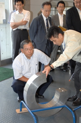 "Photo2: Vice Minister at Structural Metals Center" Image