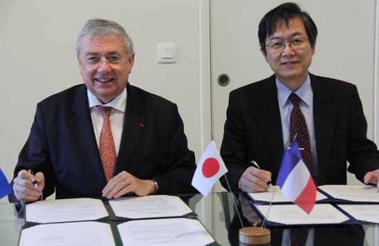 "Signing Ceremony In the President's office, University of Rennes 1　(left) Professor Guy CATHELINEAU(President) and Executive Vice President Sonecopyright /G. Le Page UR1" Image