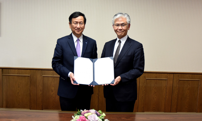 "NIMS President Dr. Hono (left) with Prof. Takada, President of PhoSIC (right)" Image