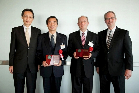 板東義雄 MANA最高運営責任者（中央左）とディミトリ・ゴルバーグ MANA主任研究者（中央右）