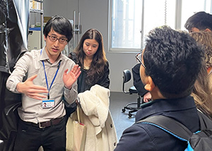 Yu Yamashita (Researcher, Supermolecules Group) explained his research.