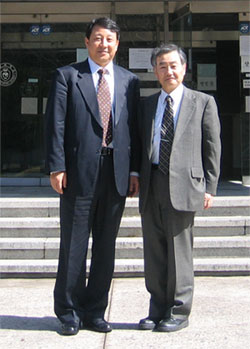「申東佑慶尚大学教授 (左) 、田中英彦ナノセラセンター非酸化物焼結体グループリーダー、韓国Jinju市ERIにて。」の画像