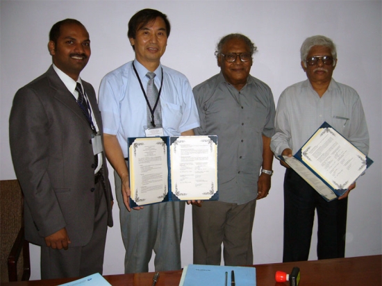 「左からVinu 研究者 (NIMS燃料電池材料センター) 、板東 義雄 ICYSセンター長、C.N.R.Rao ネルー研究所名誉所長、M.R.S.Rao ネルー研究所所長」の画像
