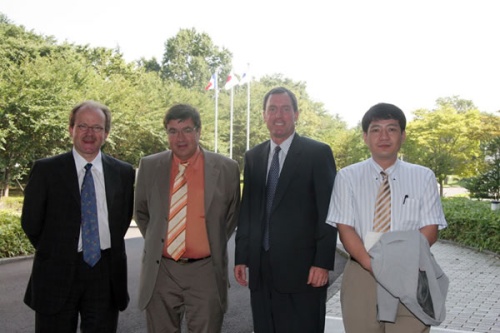 「左から、H. Arribart 科学ディレクター、D. Roux, 研究開発部副部長、 B.E. Minahan HPMアジア地区技術開発マネージャーおよびNIMSの秋山主任研究員。」の画像
