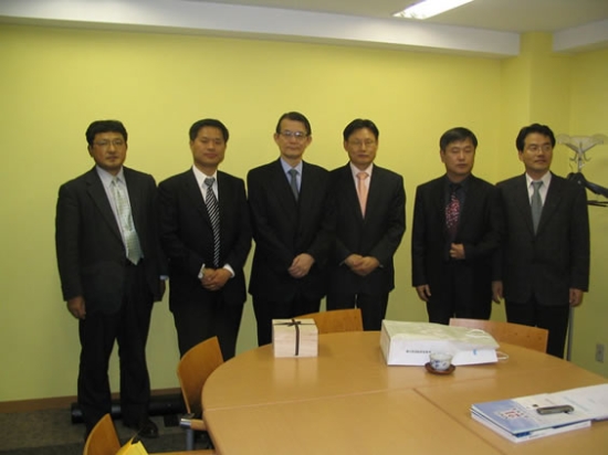 「浦項産業科学院の柳院長 (左から4人目) と岸理事長 (左から3人目)」の画像