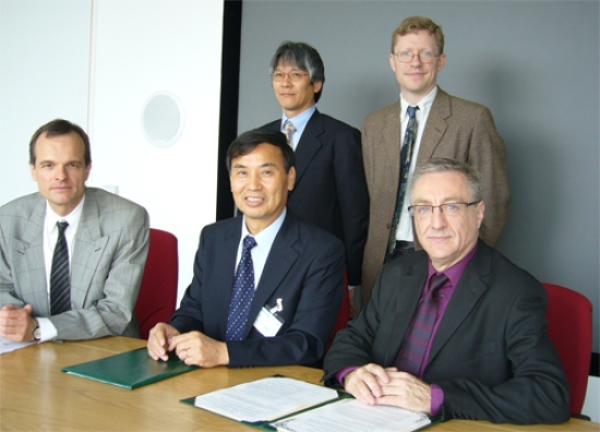 「左から : Dr. Miki and Dr. Bowler (上列)、Professor Aeppli、Professor Bando and Professor Worton (下列)」の画像