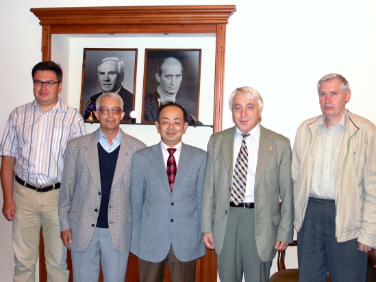 「写真左から、ソロヴィエフ主幹研究員 (CMSC) 、Prof. Kurmaev(IMP)、 佐々木計算科学センターグループリーダー、 Prof. Ustinov所長(IMP)、Prof. Men’shenin副所長 (IMP)」の画像