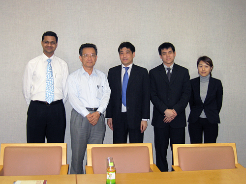 「写真左から、Dr.Joshua Kuma、北川理事、Kenneth Tan本部長、Kelvin Ho次長、笠崎 七生 部長」の画像