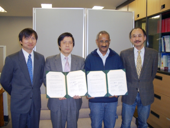 「左から竹屋主席研究員、熊倉超伝導材料センター長、Prof. Massalami(IF-UFRJ)、平田超伝導材料センターグループリーダー」の画像