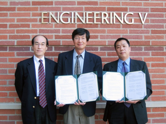 「写真　左から、香川複合材料グループリーダー、 UCLA材料工学科Yang教授、内藤複合材料グループ研究員」の画像