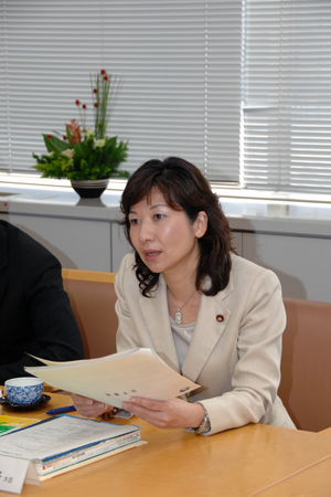 「写真1: 岸理事長の概要説明に耳を傾ける、野田 聖子 内閣府特命担当大臣」の画像