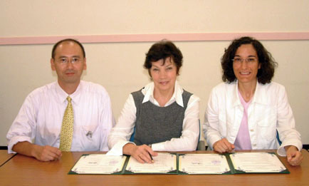 「写真左から、島村清史グループリーダー (NIMS) 、Prof.L.I.Isaenko (IGM) 、Garcia Villora主任研究員 (NIMS)」の画像