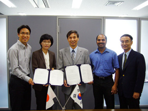 「写真左から、Prof. Park, Prof. Kim (ICBIN Director), Dr. Bando (MANA Deputy Director-General),  Dr. Vinu, Mr. Fujita (MANA Administrative Director)」の画像