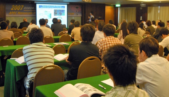 「2007年8月に台北で開催された 2007 APEC ナノ計測フォーラムの折、NIMSとITRIの提携の必要性について最初の話し合いが行われました。」の画像