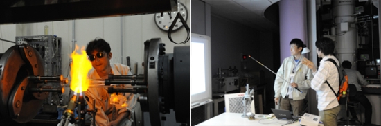 「左写真 : ガラスの手加工によるバーナーワークの実演　右写真 : 超高圧電子顕微鏡で原子の配列を見る」の画像