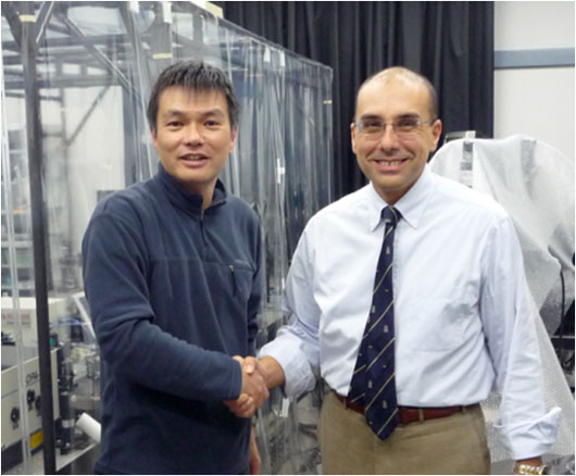 「写真前左から、量子ビームセンターイオンビームグループ 武田良彦主席研究員、パドヴァ大学Giovanni Mattei教授」の画像