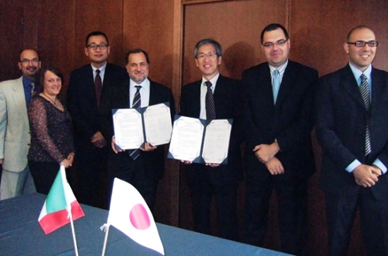 「写真左から、Dr. Di Gianfrancesco, Dr. Salvatori、木村 一弘 リーダー (NIMS) 、Dr. Pontremoli(CSM, CEO)、長井 寿 NIMS-iSMマネジャー (領域コーディネーター) 、Dr. Folgarait (CSM, Department Head)、および Mr. Cipolla」の画像
