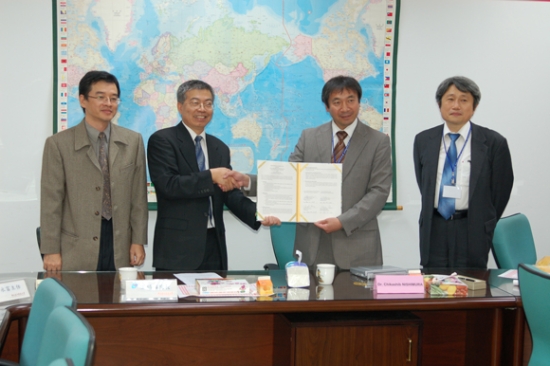「左からProf. Yung-Fu HSU(NTUT, Group Leader), Prof. Sea-Fue WANG(NTUT, Managing Director), 西村睦燃料電池材料センター長, 森利之燃料電池材料副センター長」の画像