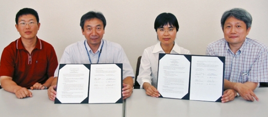 「写真左から、Fei YE教授 (大連理工大学) 、西村センター長、Ding Rong OU准教授 (中国科学院大連化学物理研究所) 及び森副センター長」の画像