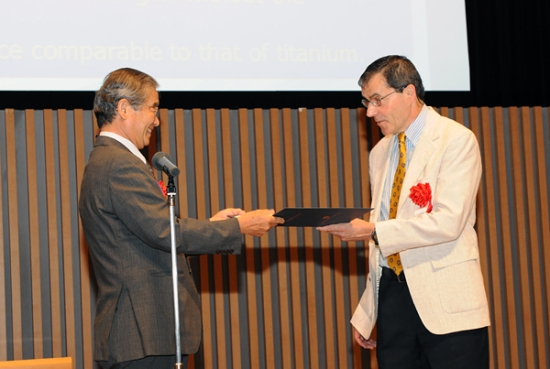 「潮田理事長よりNIMS賞を授与される、Jean Marie Tarascon教授」の画像