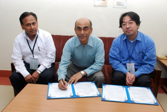 「左から、Devesh Kumar Avasthi 材料照射部門長、Amit Roy 所長、雨倉 宏 量子ビームセンター主幹研究員 (New Delhiにて調印)」の画像