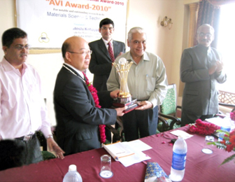 「AVI 2010 award授与式の様子」の画像