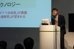 「特別シンポジウムにおける津﨑 兼彰 新構造材料センター長の講演」の画像