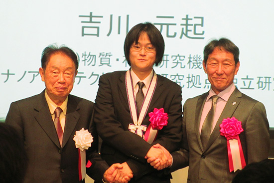 「受賞後の記念撮影　吉川MANA研究者 (中央)」の画像