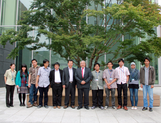 「インドネシア人若手研究者・院生と共に　左から7人目 : Akhmaloka学長」の画像