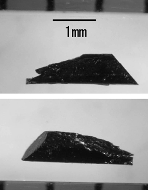 「プレス資料中の図4: ナノハーフメタルの結晶。上下とも同一結晶の写真。」の画像