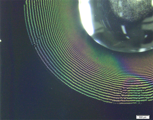 「プレスリリースの図: 超薄膜内に作成したナノ粒子同心円パターン」の画像