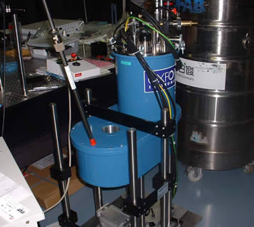 超伝導マグネット付き液体ヘリウムクライオスタット