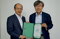 加藤　靖 鶴岡高専校長（左）と魚崎拠点長（右）
