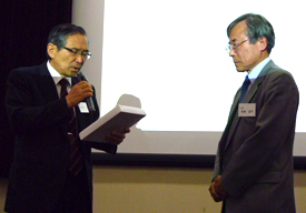 (right) Prof. Kohei Uosaki is awarded from Prof. Masaharu Oshima, President of the Surface Science Society of Japan