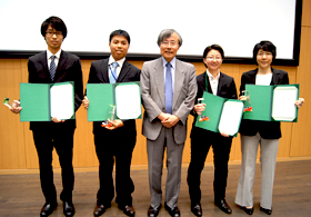 Award winners and Prof. Kohei Uosaki (center)