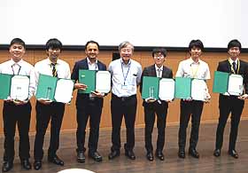 Award winners and Prof. Kohei Uosaki (center)