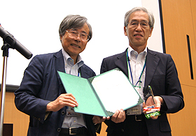 特別表彰される長井 寿氏（右）と魚崎拠点長（左）