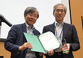 特別表彰される長井寿氏（右）と魚崎拠点長（左）