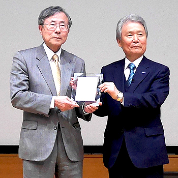 (右) 日本化学会会長　榊原　定征氏（経団連会長）と(左) 魚崎拠点長