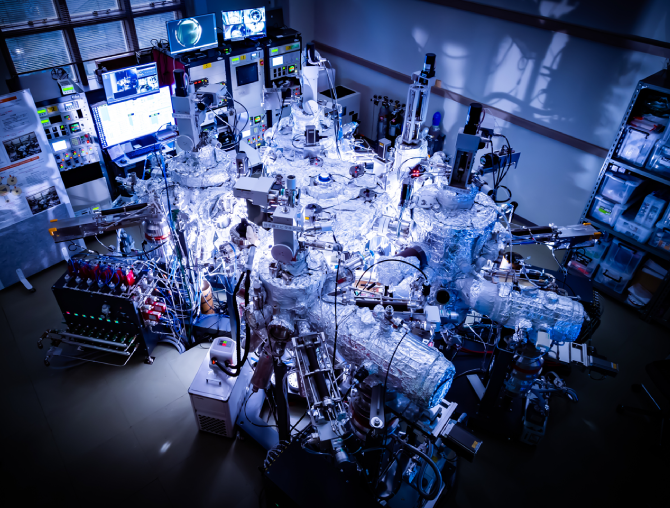 全自動操作可能超高真空チャンバークラスター成膜装置