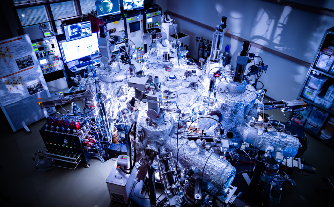 全自動操作可能超高真空チャンバークラスター成膜装置