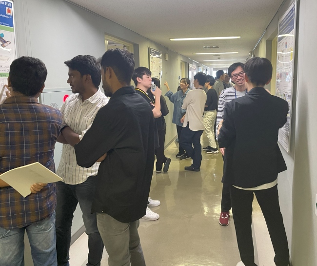 第4回CMSM研究交流会が開催され、13件のポスター発表の中からAshok Krishnaswamy Srinithiが最優秀ポスター賞を受賞しました02