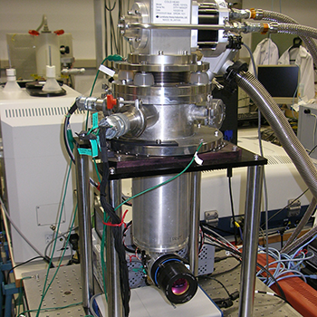 Cryostat for mid-infrared